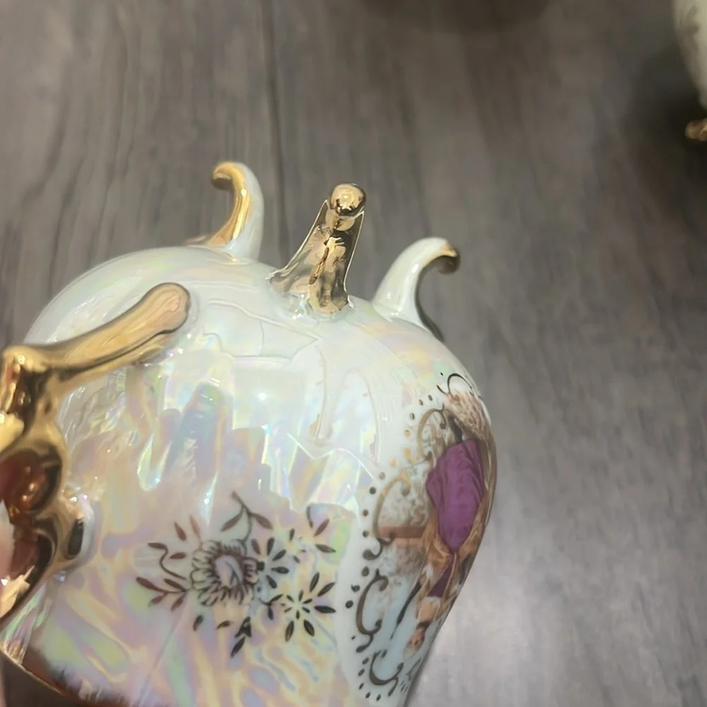 Set of 6 Victorian vintage like iridescent and gold trim teacups